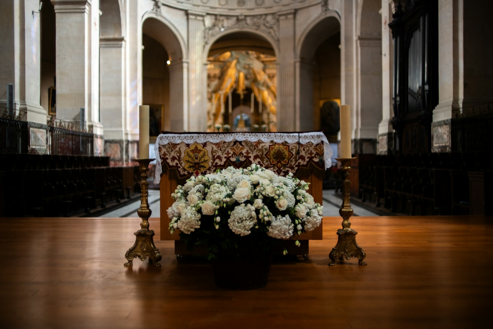 Blommor och altare i ett kyrkorum